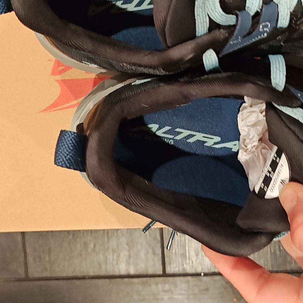 Altra experience Wild Size 8.5  Black/Lt Blue-barely Worn - Picture 5 of 12